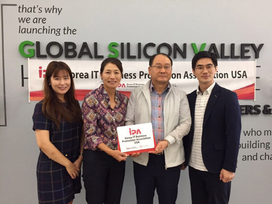 한국IT비즈니스진흥협회가 미국 실리콘밸리에 소재한 이그나이트액셀에 미국 지부를 개설했다. 김수진 이그나이트액셀 매니저(왼쪽부터), 클레어장 이그나이트액셀 대표, 이재근 협회 상근부회장, 백필호 협회 사업부장이 지부 설립식을 가진 후 기념촬영을 하고 있다.     한국IT비즈니스진흥협회 제공